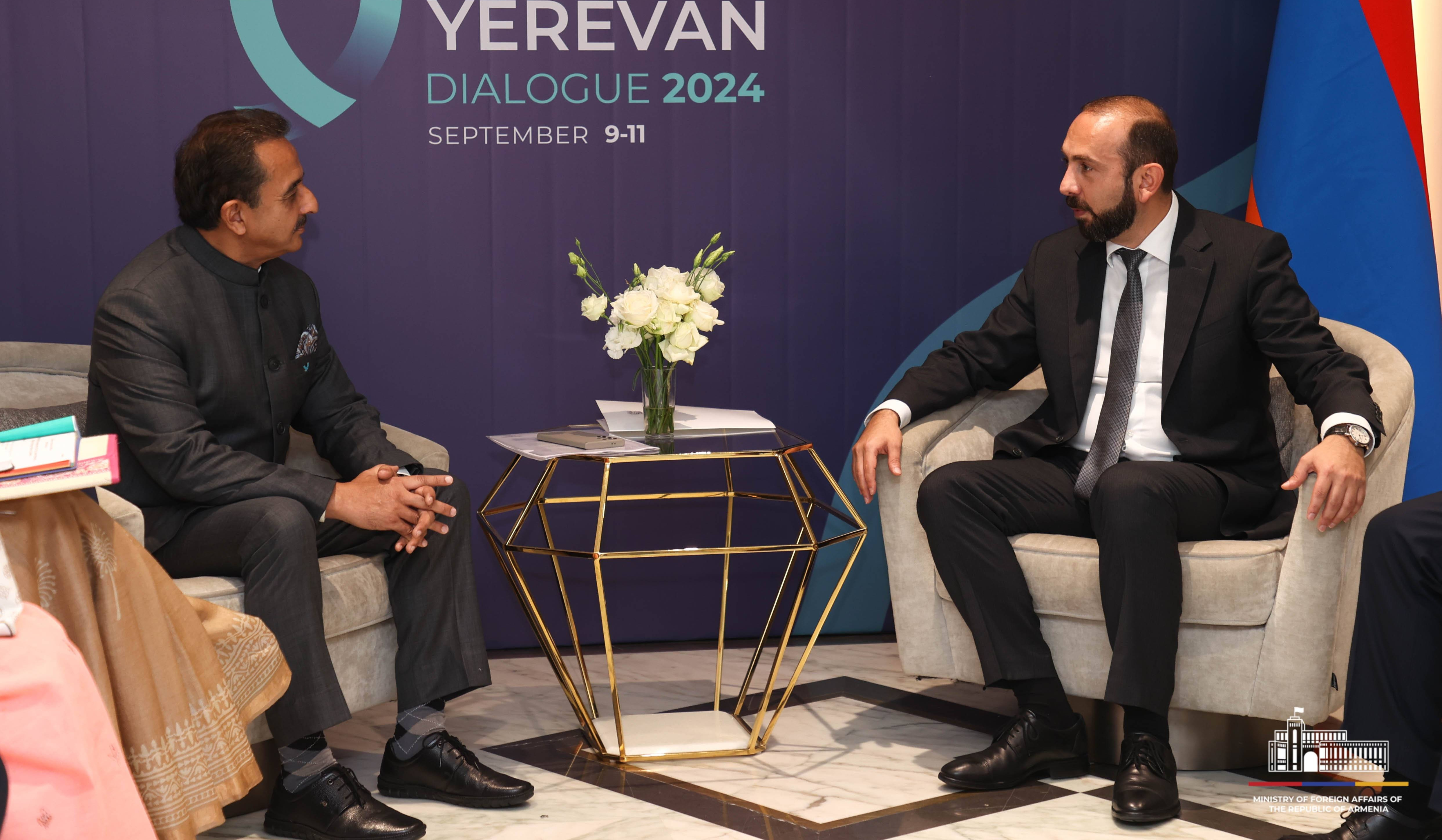Ararat Mirzoyan və Hindistan xarici işlər nazirinin müavini müxtəlif platformalarda qarşılıqlı fəaliyyət imkanlarına toxundular