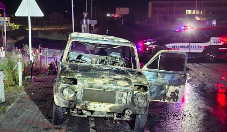 Եղվարդի քաղաքապետարանի մոտ ավտոմեքենա է այրվել