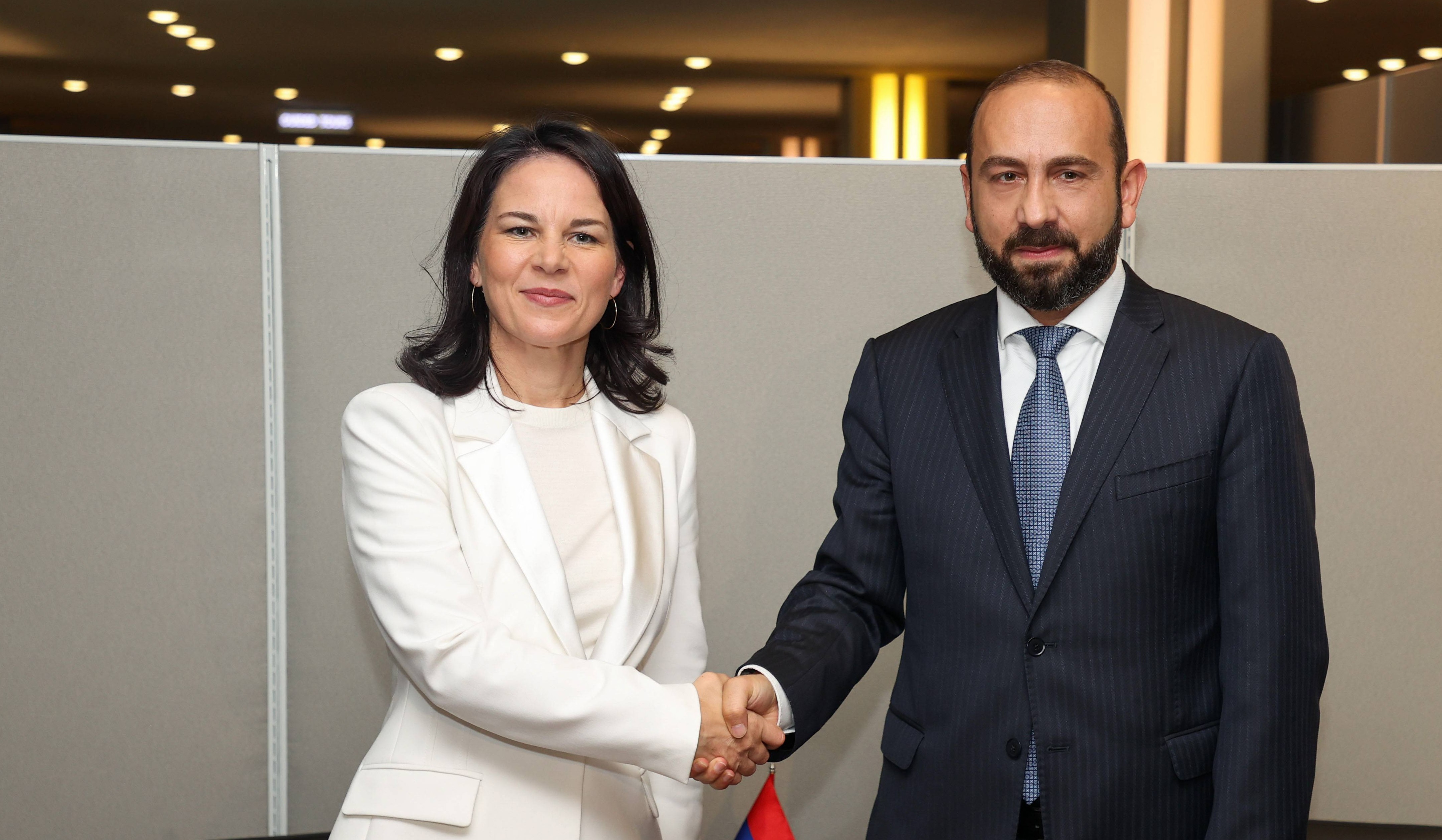Ararat Mirzoyan Almaniya xarici işlər naziri ilə görüşüb