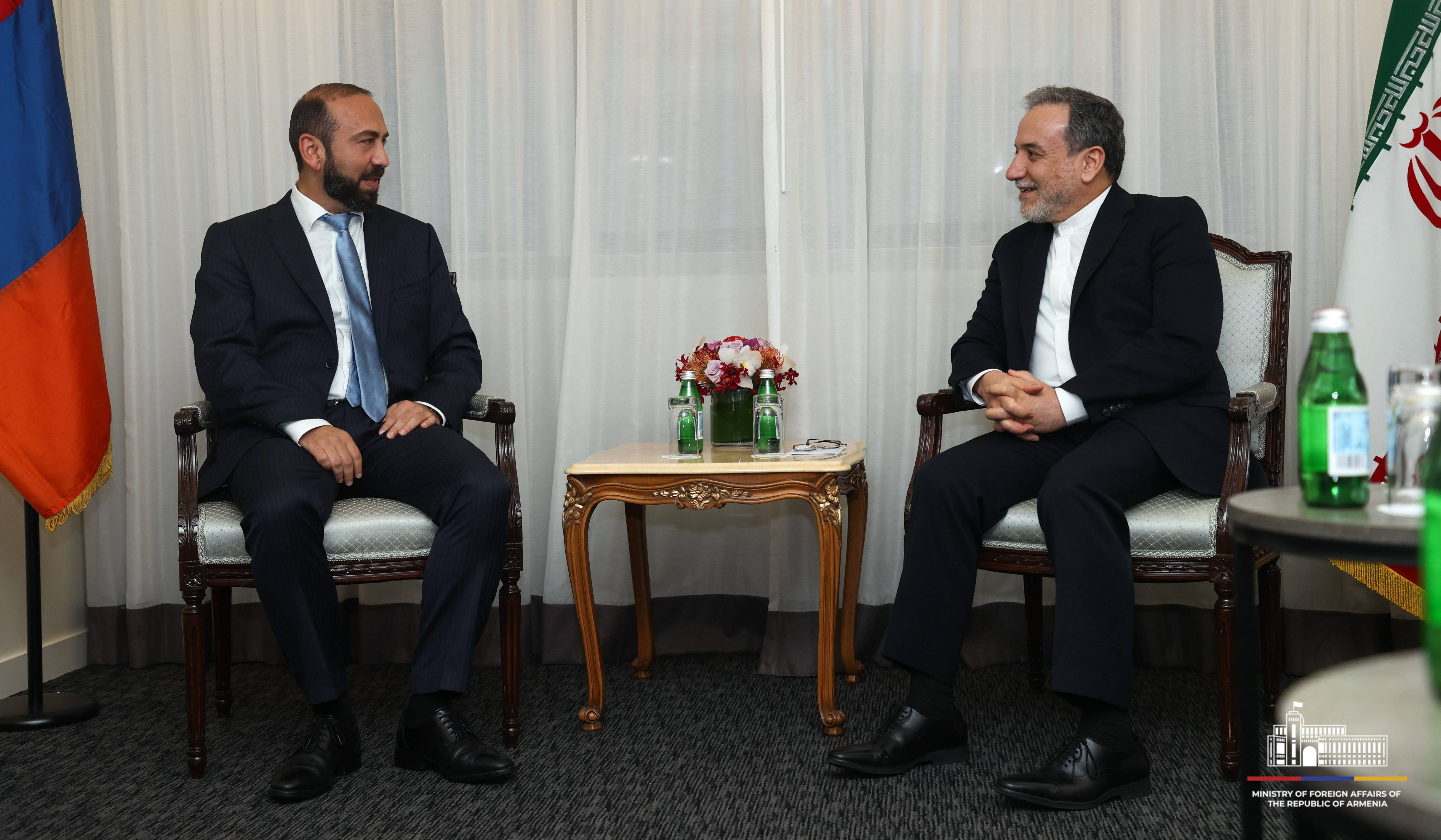 Ermənistan və İranın xarici işlər nazirləri regional iqtisadi və nəqliyyat kommunikasiyaların blokdan çıxarılması məsələlərini müzakirə ediblər