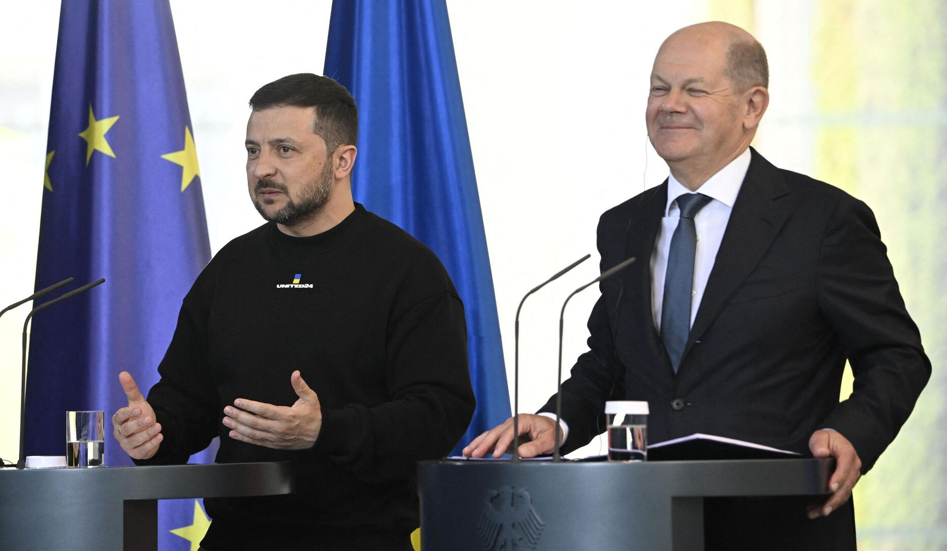 Шольц проинформировал Зеленского о новых пакетах помощи Киеву