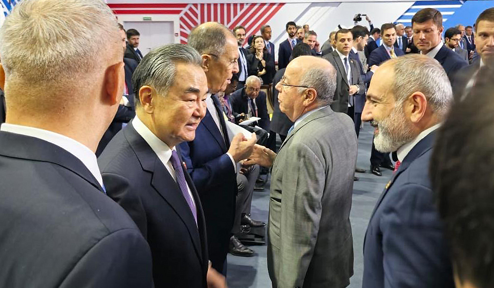 Armenian Prime Minister holds brief conversations with foreign partners