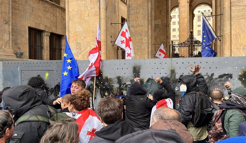 Здание парламента Грузии окружено протестующими и полицией
