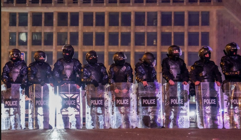 В Тбилиси спецназ оттесняют митингующих за баррикаду на проспекте Руставели