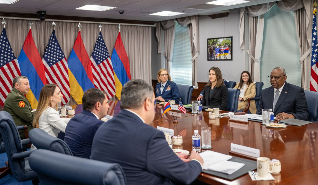 США поддерживают независимость, суверенитет Армении: Ллойд Остин Сурену Папикяну