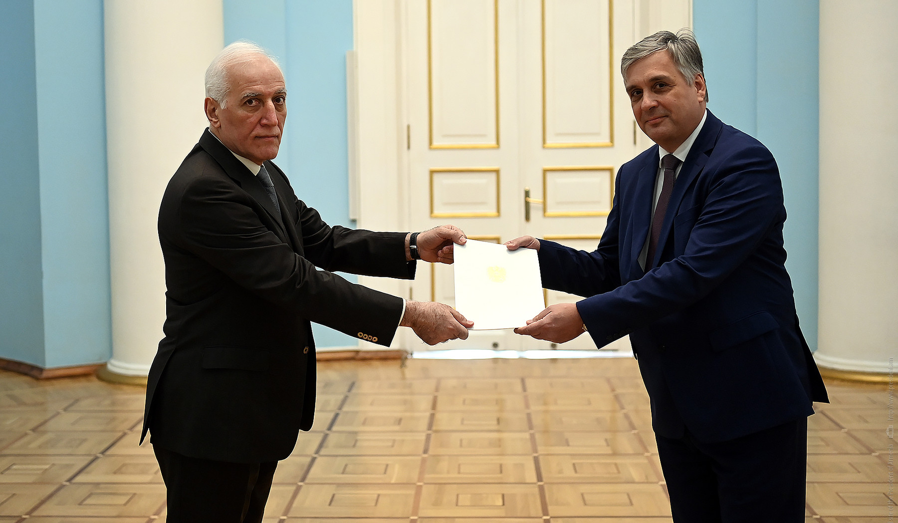 Vahaqn Xaçaturyana etimadnaməsini Avstriyanın Ermənistandakı səfiri təqdim edib