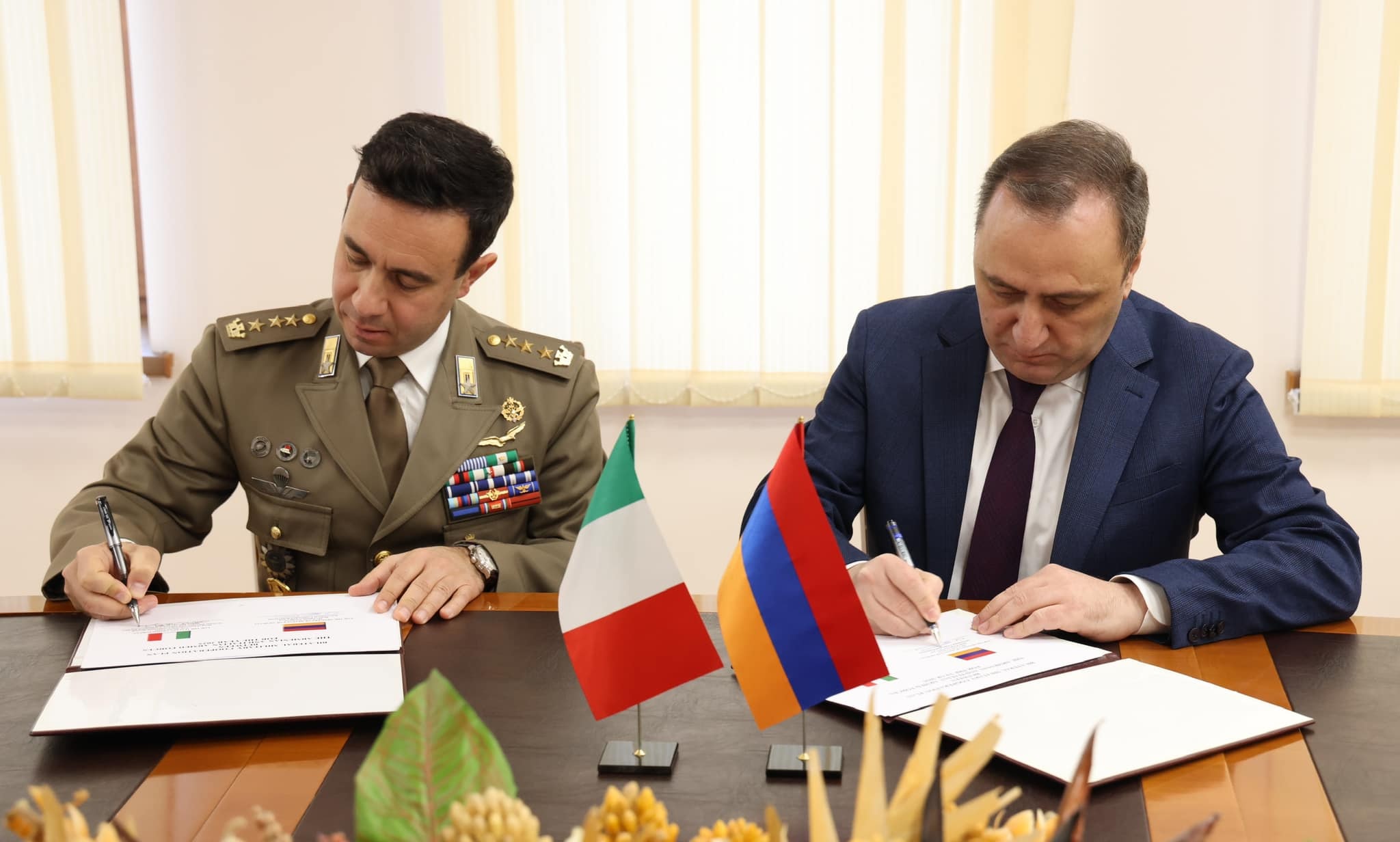 ER Müdafiə Nazirliyinin inzibati kompleksində Ermənistan və İtaliya arasında 2025-ci ilə qədər müdafiə sahəsində əməkdaşlıq proqramı imzalanıb