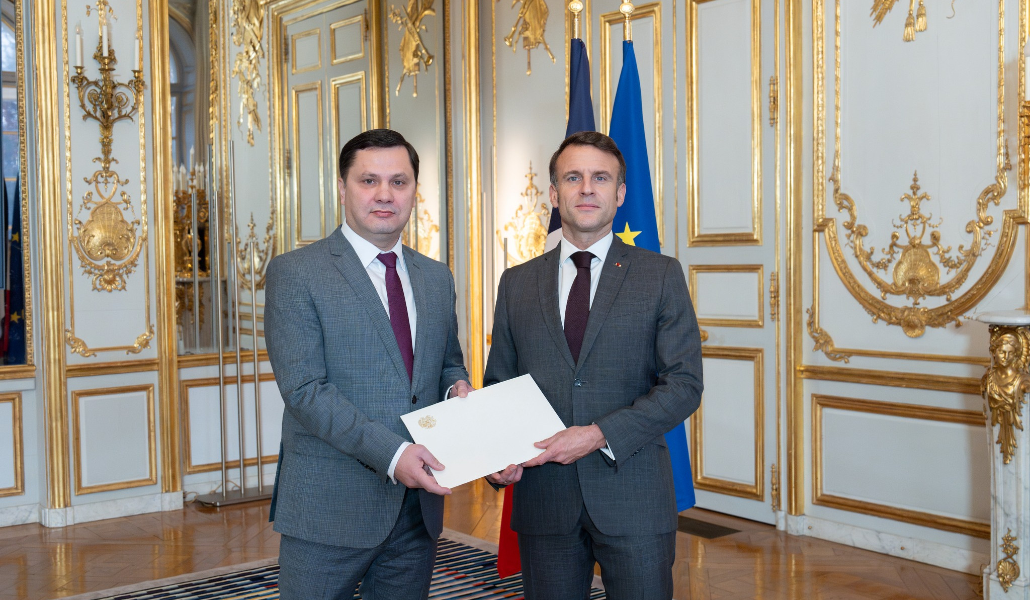 Ambassador Khachatryan presented his credentials to President of France