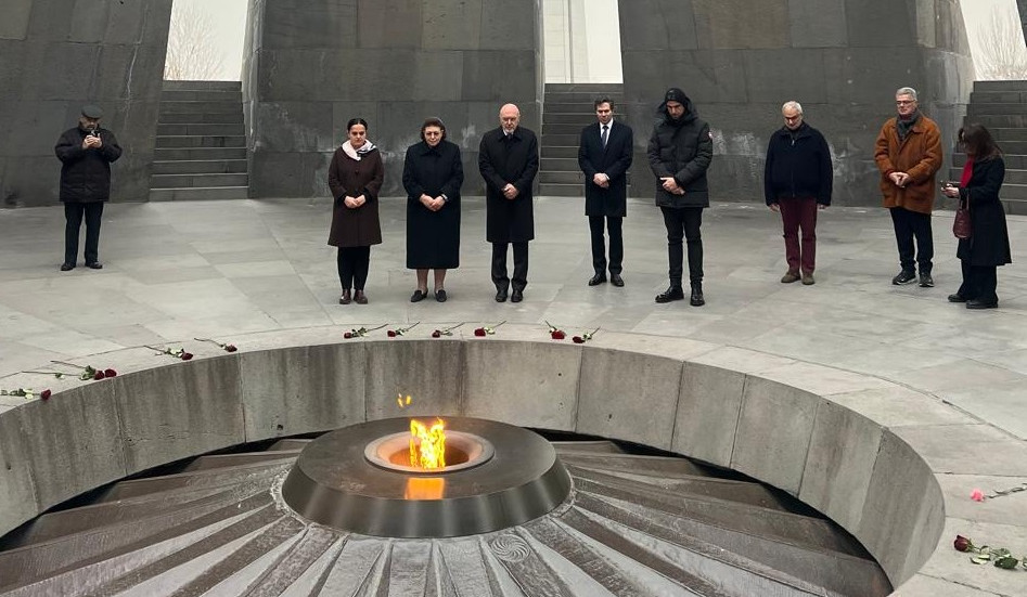 Yunanıstanın mədəniyyət naziri və xarici işlər nazirinin müavini Erməni Soyqırımı Memorial Kompleksini ziyarət edib