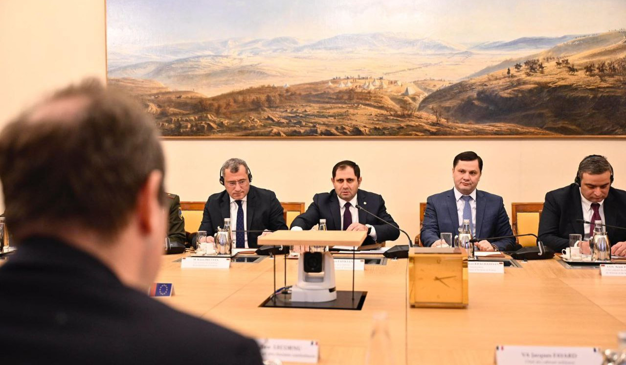 Current course of cooperation between Armenia and France in field of defense discussed