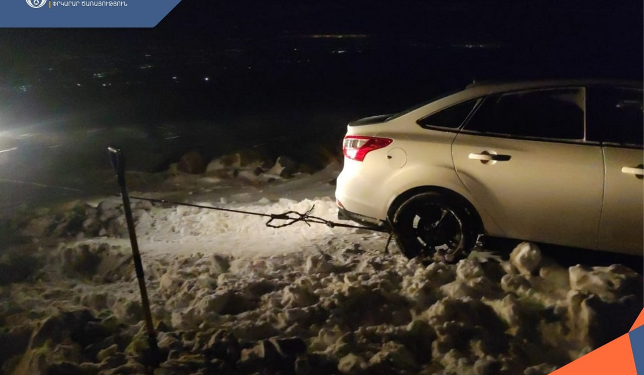Ապարանի հուշարձանի մոտակայքում և Քարի լիճ տանող ճանապարհին ձյան շերտում ավտոմեքենաներ են արգելափակվել