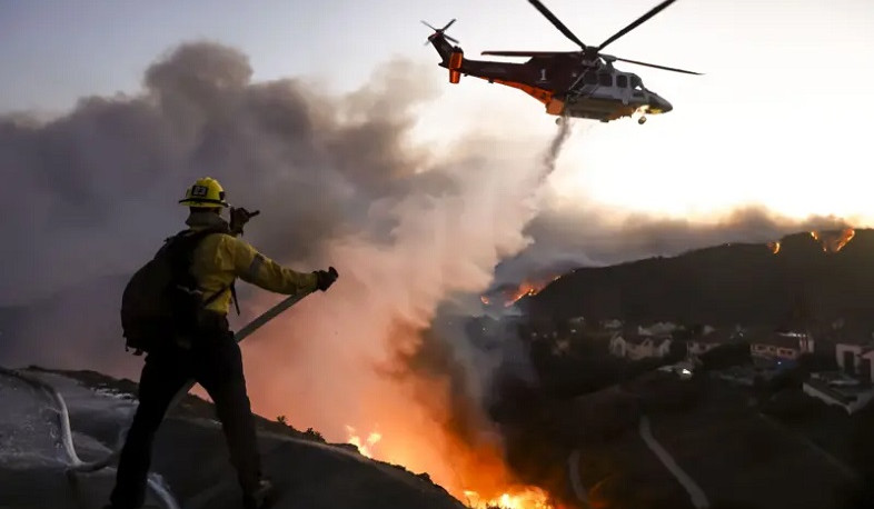 Лесные пожары охватили запад Лос-Анджелеса