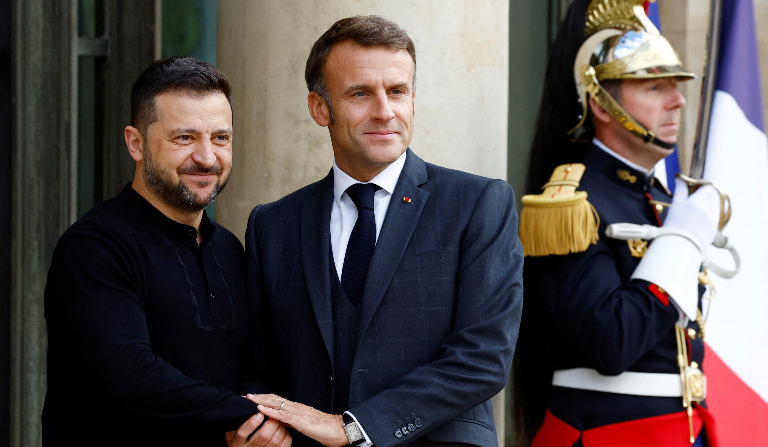 Макрон и Зеленский обсудили инициативу Франции по размещению военных сил в Украине