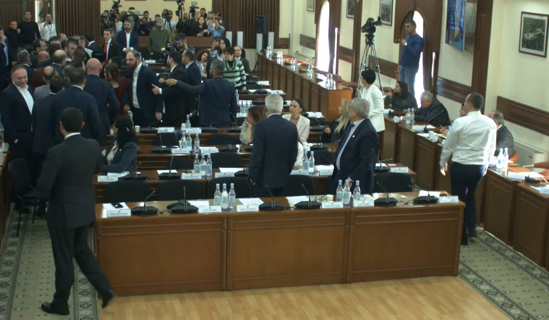 Վիճաբանություն և հրմշտոց՝ ավագանու արտահերթ նիստին. օրակարգում տրասպորտի 1 ուղևորության համար 150 դրամ սակագին սահմանելու հարցն է