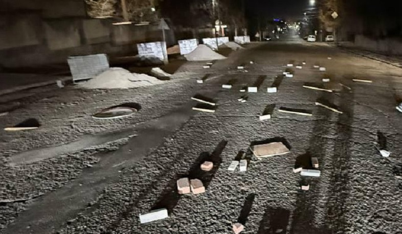 Գորիսում՝ Անկախության փողոցում, անհայտ անձինք մայթերի սալիկները տեղափոխել են ճանապարհի երթևեկելի հատված