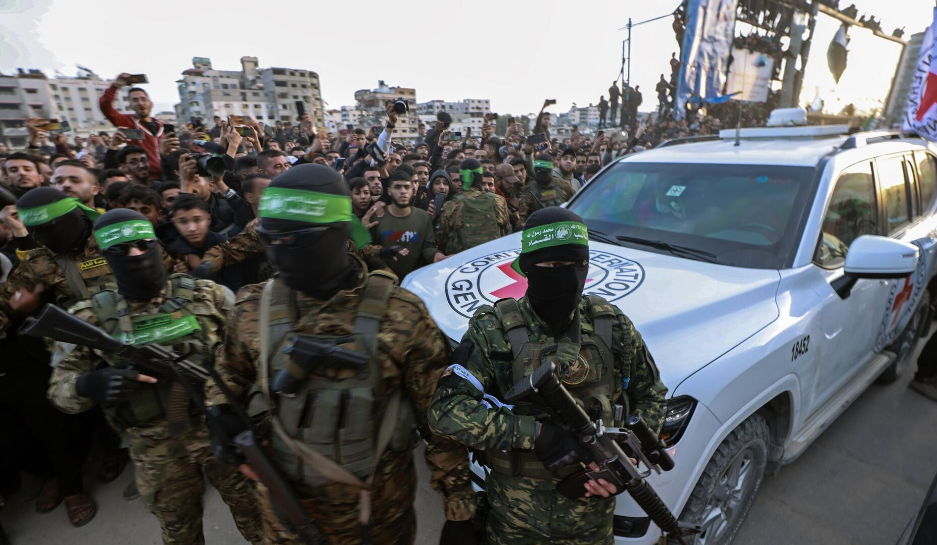 Трое удерживаемых в Газе израильских заложников переданы Красному Кресту