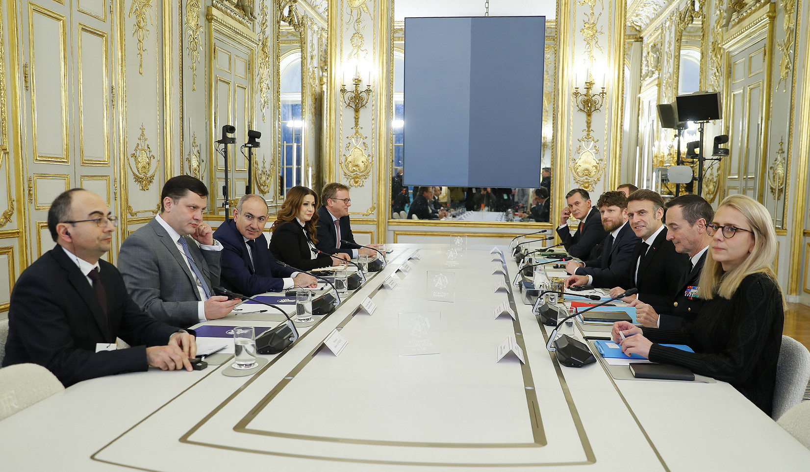 Nikol Pashinyan and Emmanuel Macron meet at the Élysée Palace