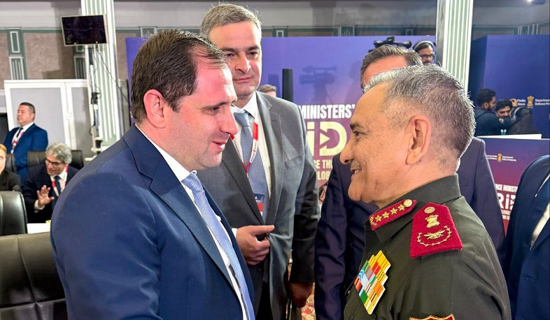 Suren Papikyan Hindistan Silahlı Qüvvələrinin Baş Qərargah rəisi ilə qısa söhbət edib