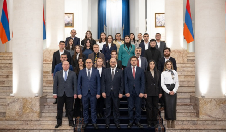 Արայիկ Հարությունյանն ընդունել է Կառավարության շենք ճանաչողական այցի մասնակիցներին