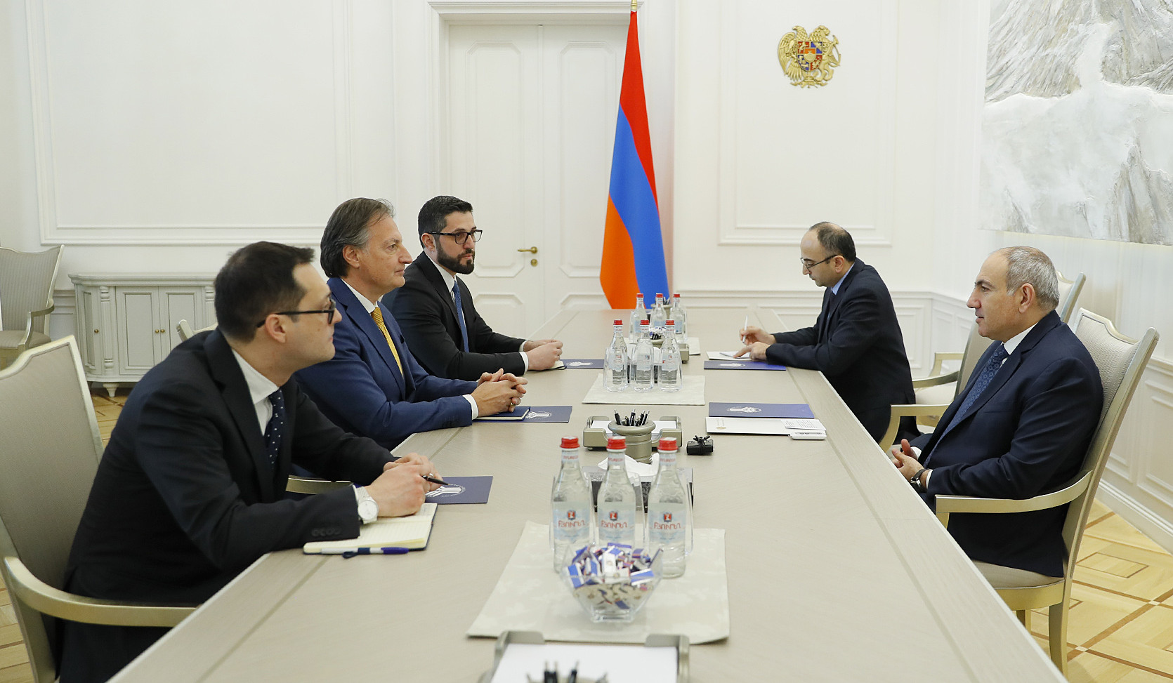 Baş nazir Nikol Paşinyan İtaliya Respublikasının Ermənistana yeni təyin olunmuş səfirini qəbul edib