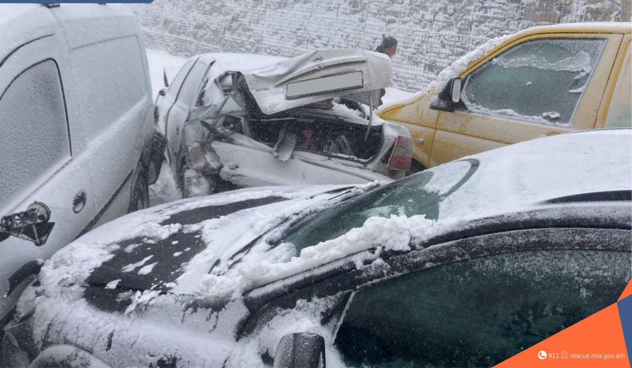 Փրկարարները պարեկային ծառայության և ՃՇՇ աշխատակիցների հետ վթարված տրանսպորտային միջոցները դուրս են բերել երթևեկելի հատվածից