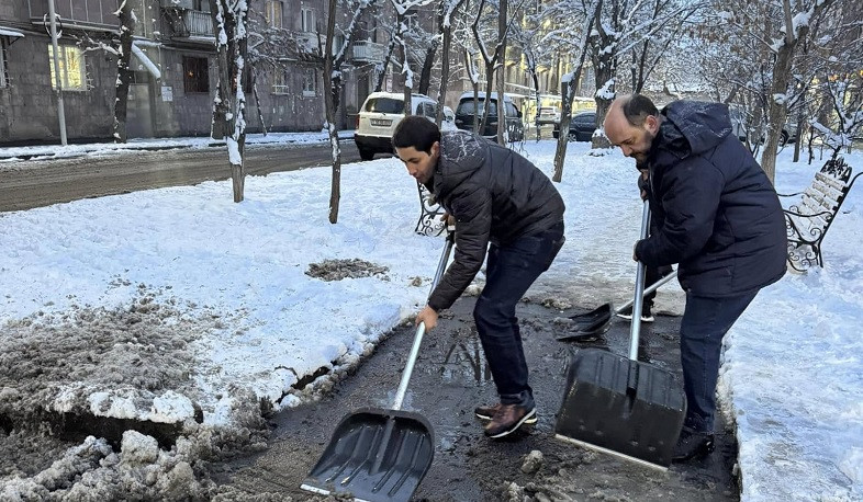 Շենգավիթ վարչական շրջանի գործընկերների հետ մաքրեցինք Մանթաշյան փողոցի թեքահարթակների ու մայթերի մի մասը, նաև մեր բակը․ Արայիկ Հարությունյան