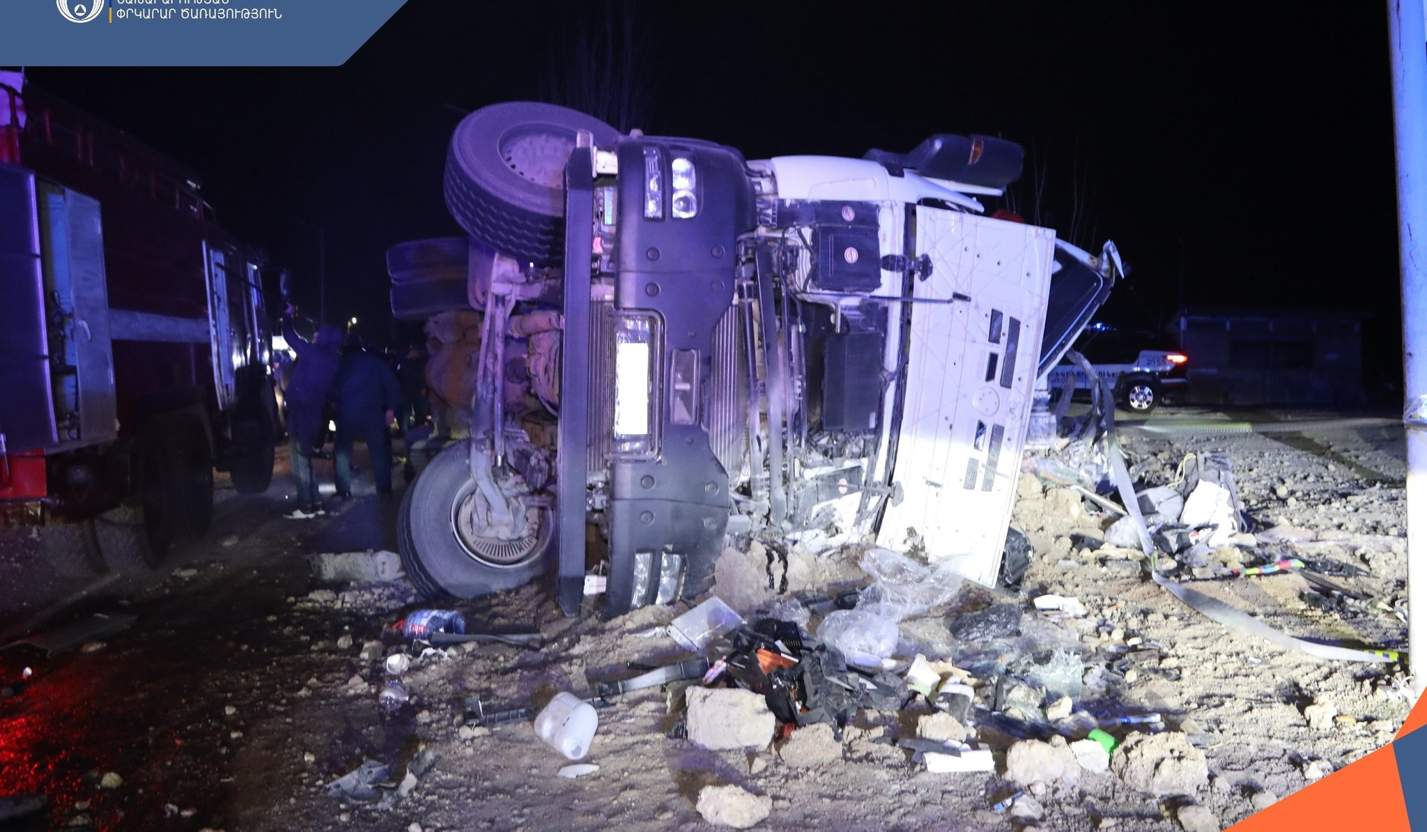 Փրկարարներն ուղղել են բեռնատարները․ ավտոճանապարհը երթևեկելի է