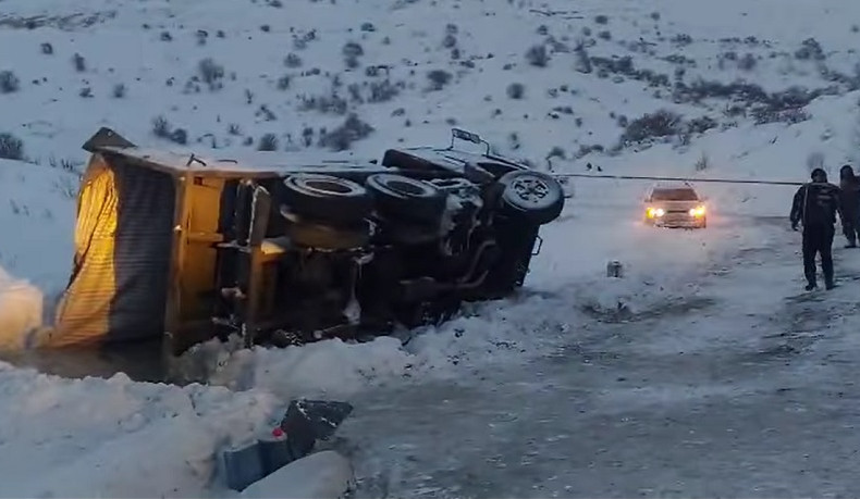 Վարդենյաց լեռնանցքում բեռնատար է կողաշրջվել․ փրկարարներին հաջողվել է ուղղել այն