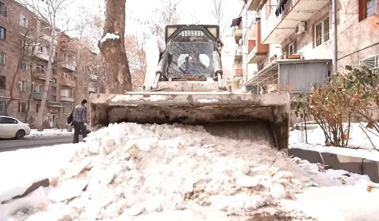 Մայրաքաղաքում շարունակվում են ձնամաքրման աշխատանքները
