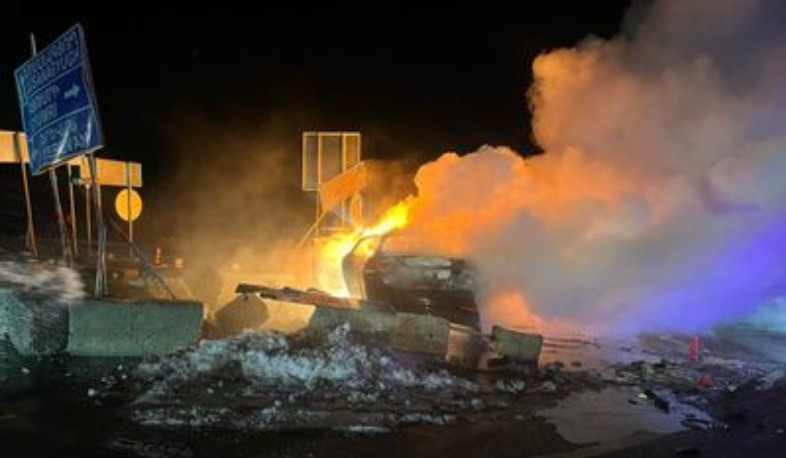 Հոռոմ գյուղի մոտակայքում ավտոմեքենան բախվել է երկաթբետոնե արգելապատնեշին և բռնկվել