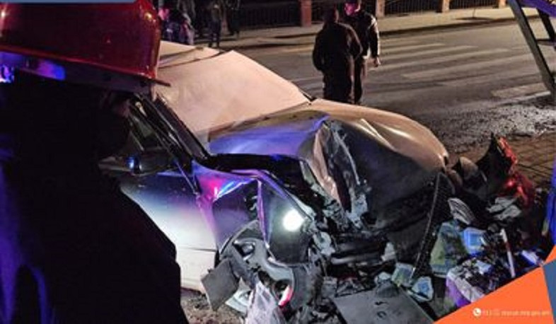 Կապանում մեքենան դուրս է եկել ճանապարհի երթևեկելի հատվածից և բախվել խանութի պատին․ կա տուժած