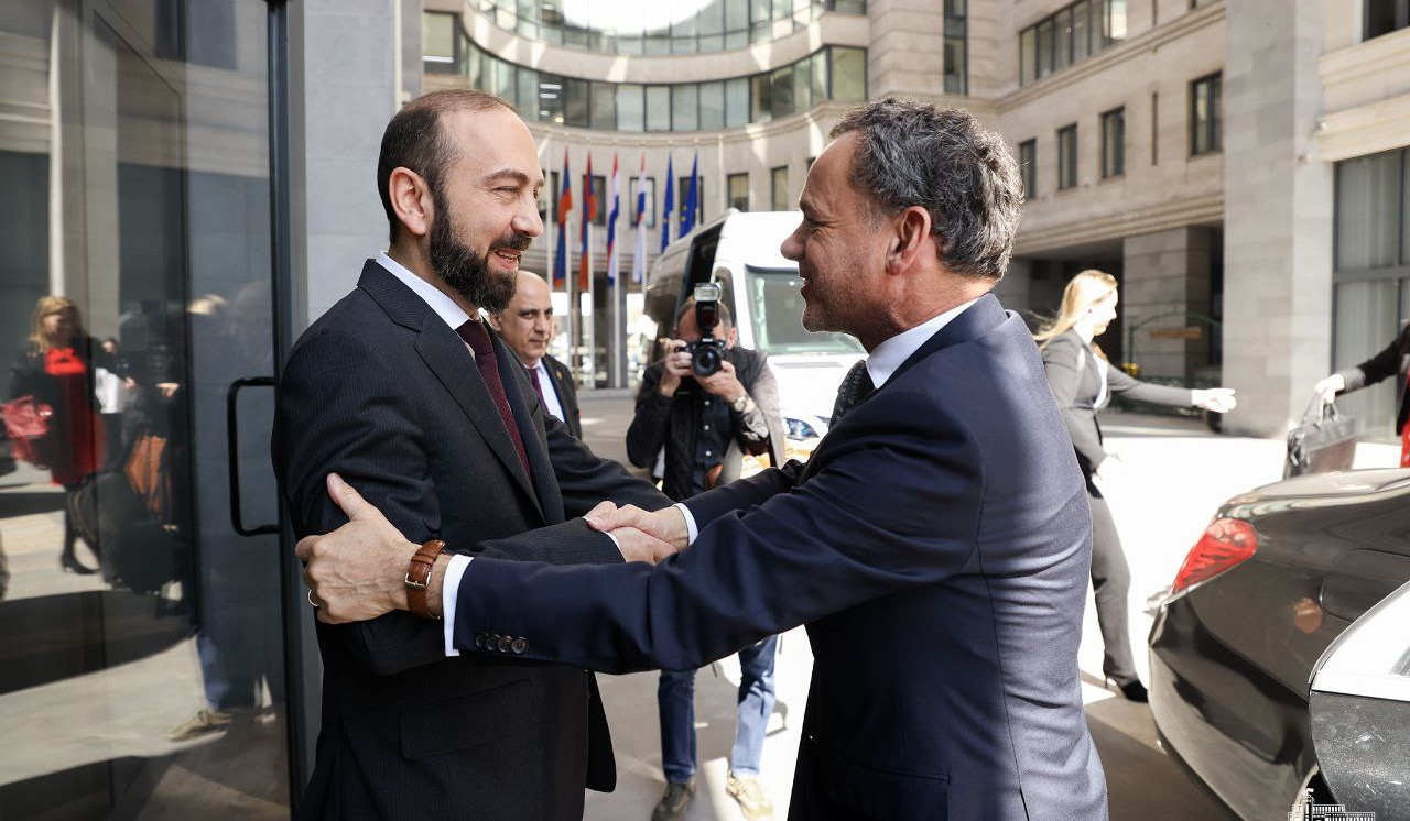 В МИД Армении началась частная беседа министров ИД Армении и Нидерландов