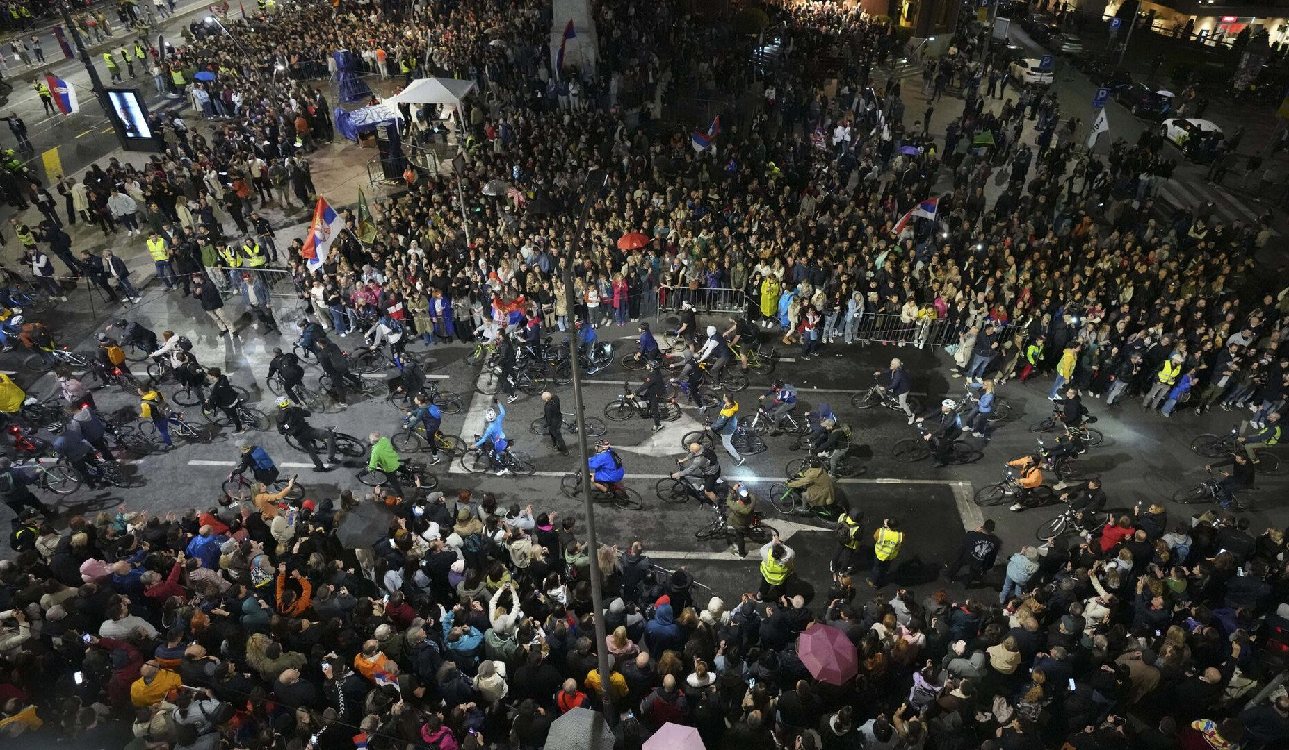 На зданиях вокруг администрации президента Сербии появились снайперы