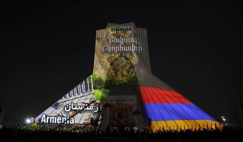 Թեհրանի «Ազադի» աշտարակը, լուսավորվել է այդ թվում՝ ՀՀ պետական դրոշով