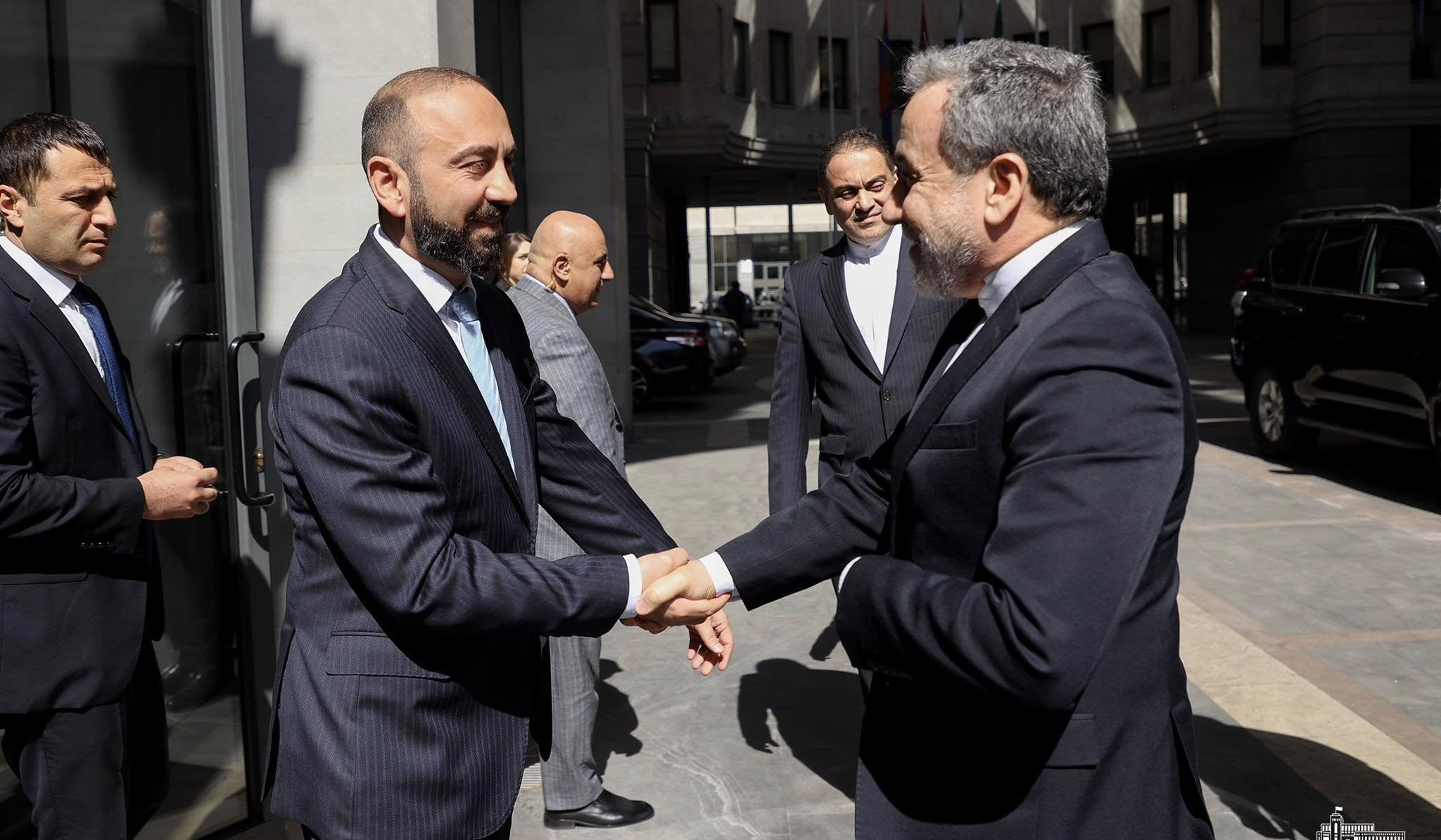 Начался частный разговор Арарата Мирзояна с министром иностранных дел Ирана