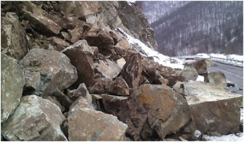 Հարկադիր քարաթափում Աչաջուր բնակավայրից դեպի Մակարավանք տանող ճանապարհին