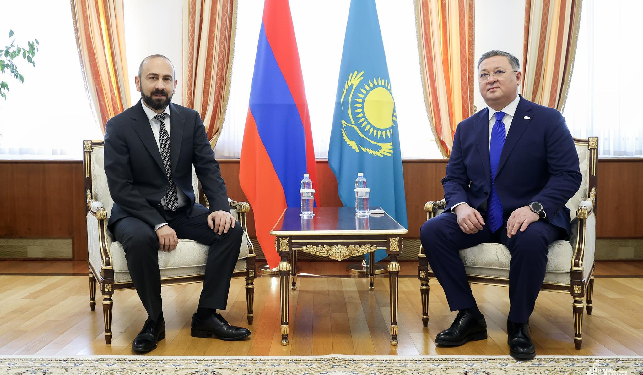 Ermənistan və Qazaxıstan xarici işlər nazirləri təkbətək söhbət ediblər