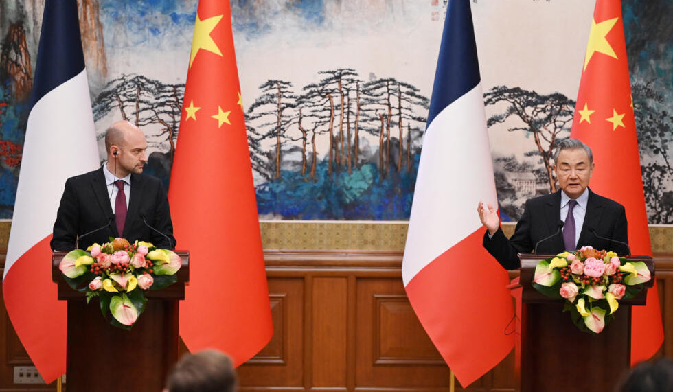 Chinese, French foreign ministers hold talks on bilateral ties