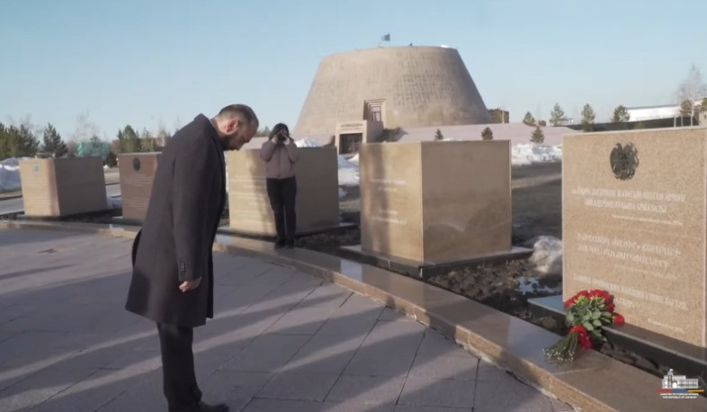 Միրզոյանը Ղազախստանում ծաղիկներ է զետեղել հուշահամալիրի տարածքում տեղադրված՝ հայ կանանց հիշատակին նվիրված հուշակոթողին և խաչքարին
