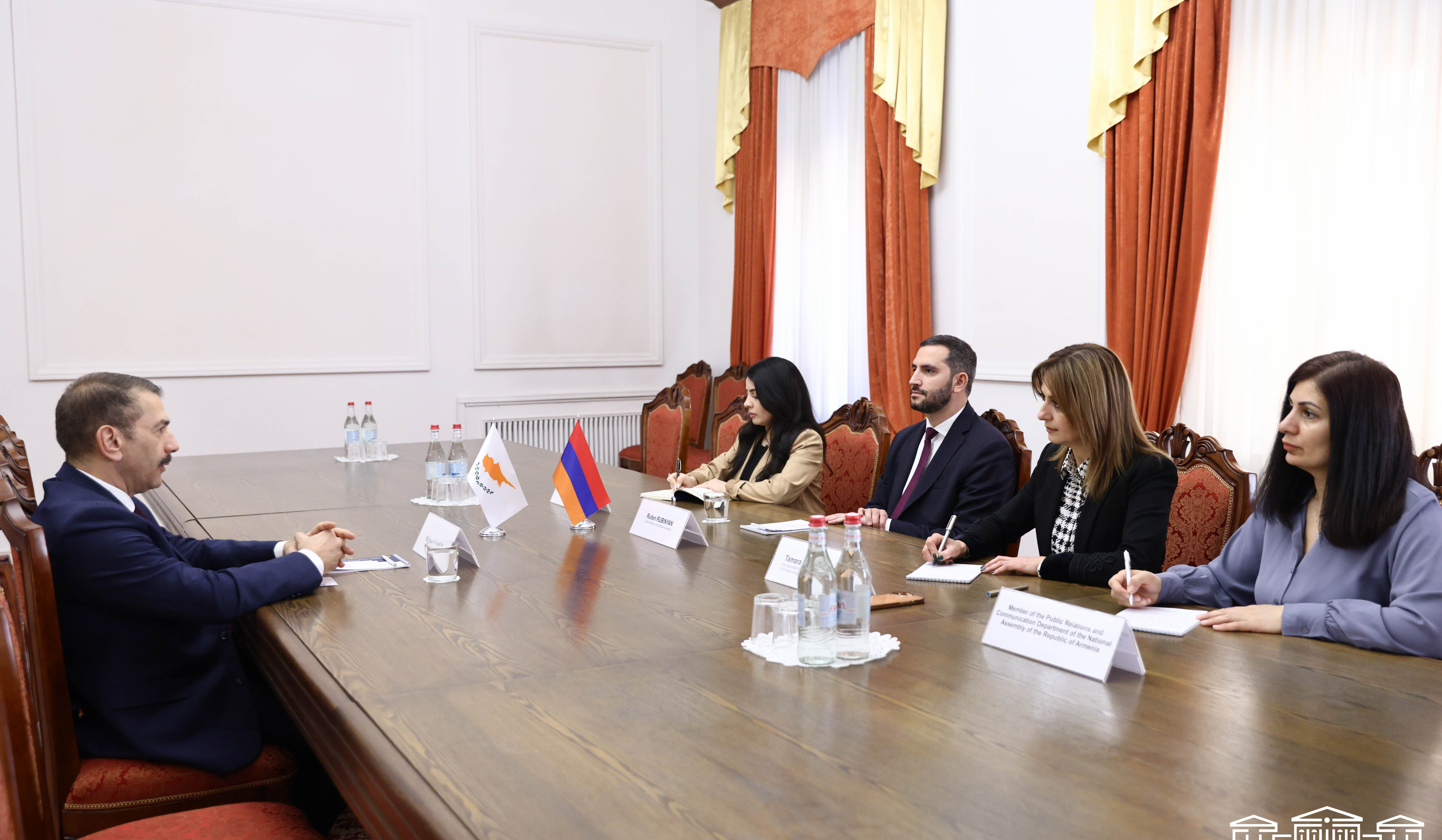 Ռուբեն Ռուբինյանն ընդունել է Հայաստանում Կիպրոսի դեսպանին