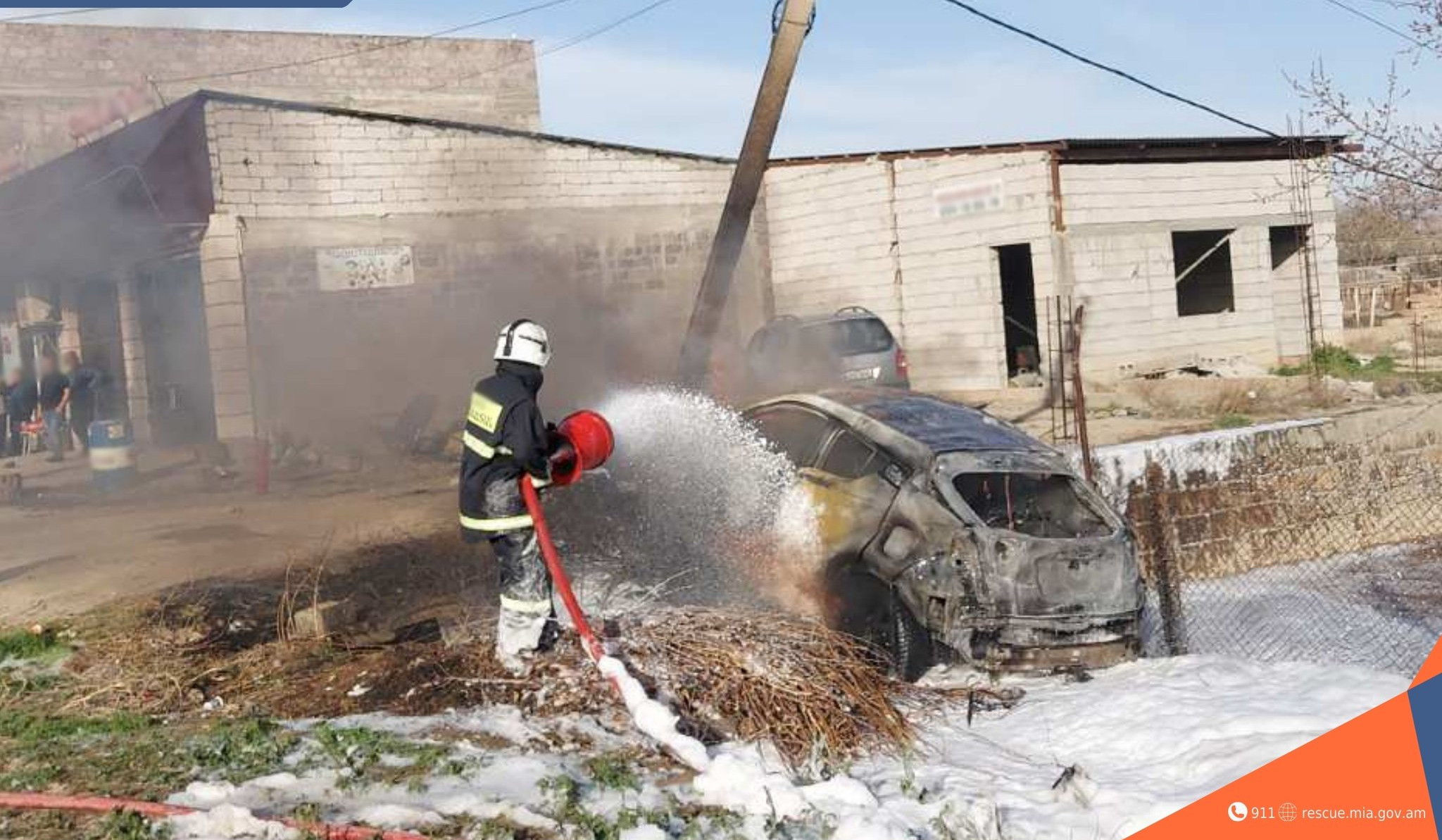 Արտաշատում մեքենան դուրս է եկել երթևեկելի հատվածից և բախվել էլեկտրասյանը․ հրդեհ է բռնկվել