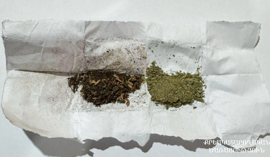 Դատապարտյալի բաճկոնի աստառի տակ հայտնաբերվել են կասկածելի զանգվածներով փաթեթներ