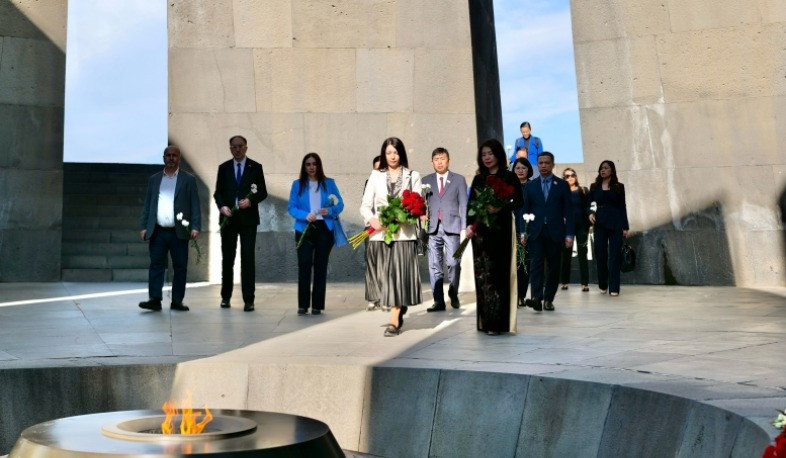 Вьетнамские парламентарии посетили мемориальный комплекс в Цицернакаберде