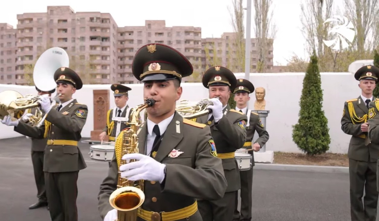 ՀՀ զինված ուժերի նվագախմբի շնորհավորանքը՝ Մայրության և գեղեցկության տոնի առթիվ