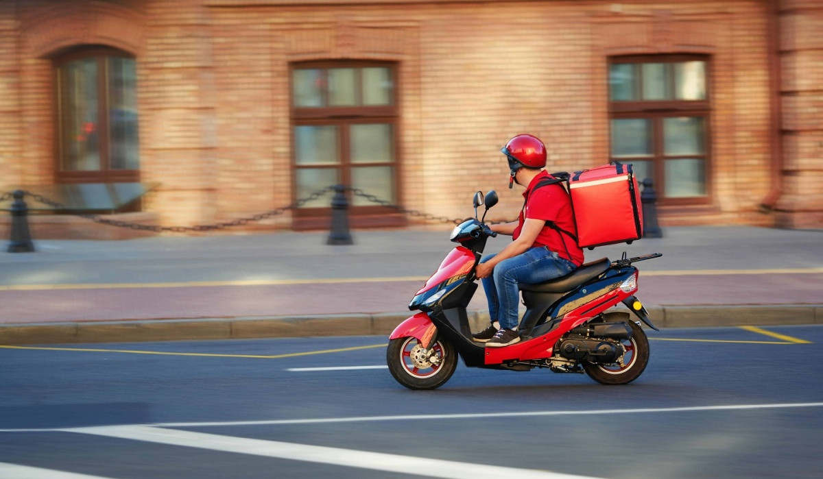 7000  դրամ տուգանք առաքում կատարելիս հեծանիվը կամ մոպեդն առանց սաղավարտի կամ չկոճկած սաղավարտով վարելու դեպքում. իրազեկում