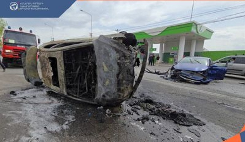 Դավիթ Բեկի փողոցում իրար է բախվել 3 ավտոմեքենա, մեկում հրդեհ է բռնկվել