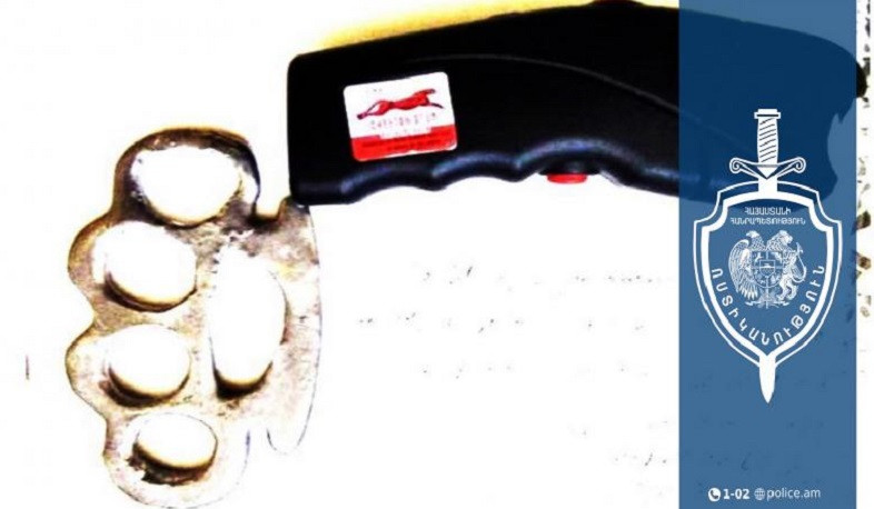 Մետրոպոլիտենի պահպանության բաժնի ծառայողները 18-ամյա երիտասարդի մոտ սառը զենք և էլեկտրահարող սարք են հայտնաբերել