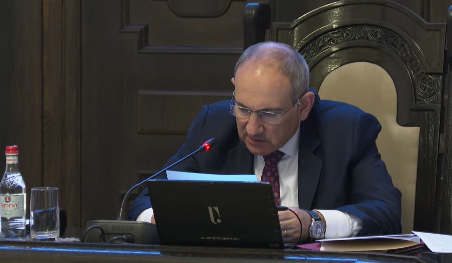 Վարչապետը Կառավարության նիստին ընթերցեց մի քաղաքացու նամակ և հանձնարարեց պատասխանել մինչև հաջորդ նիստը