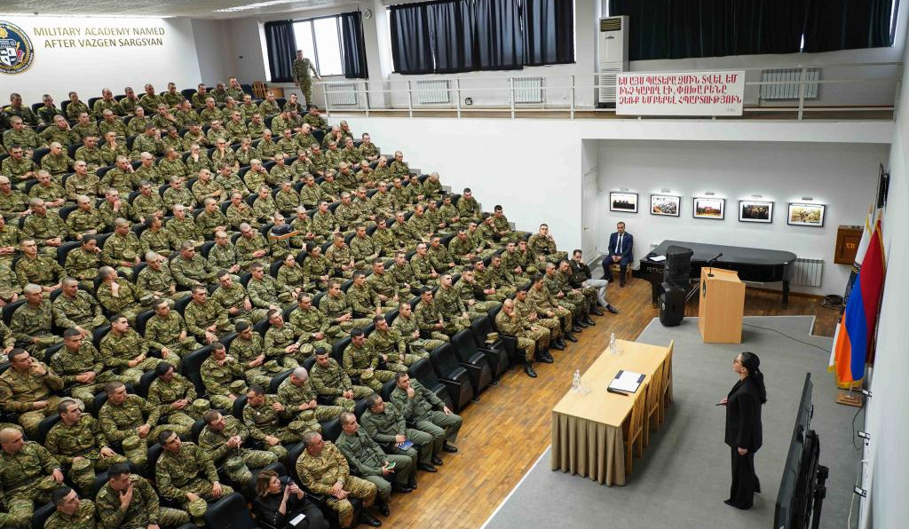 Զինծառայողների՝ իբր խոնարհվելու վերաբերյալ դատողություններն ու պնդումներն առնվազն կեղծիք են. ՀՀ ՊՆ