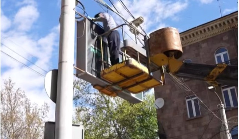 Թումանյան փողոցում ապամոնտաժվել են սյուների գովազդային վահանակները